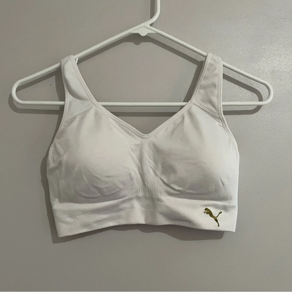 XS women’s Puma White Sports Bra Medium Support Moisture-Wicking pull on